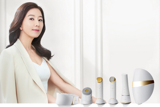LG 프라엘 광고 모델 김희애가 LG 프라엘 6종 제품과 함께 포즈를 취하고 있다. <LG전자 제공>